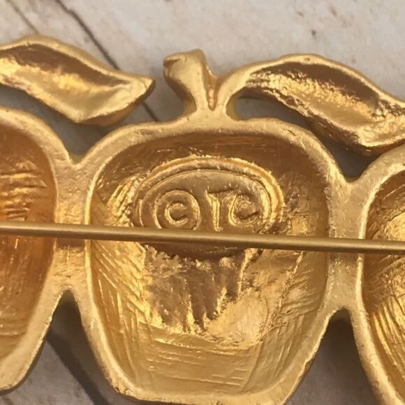 Tanya Creations Three Apples Brooch Pin Enameled Signed ©TC Teacher Gift - Picture 5 of 5